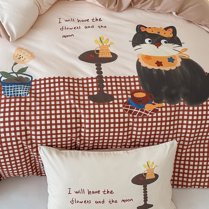 91家纺网 家纺一手货源 找家纺 RYB红黄兰 开学季2025新款ins设计师原创大版卡通数码印花40s全棉纯棉四件套-场景二 红格猫咪