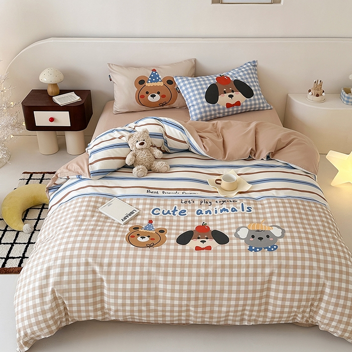 91家纺网 家纺一手货源 找家纺 RYB红黄兰 开学季2025新款ins设计师原创大版卡通数码印花40s全棉纯棉四件套-场景二 趣味小伙伴