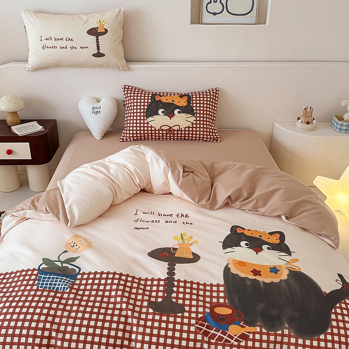 91家纺网 家纺一手货源 找家纺 RYB红黄兰 开学季2025新款ins设计师原创大版卡通数码印花40s全棉纯棉四件套-场景二 红格猫咪