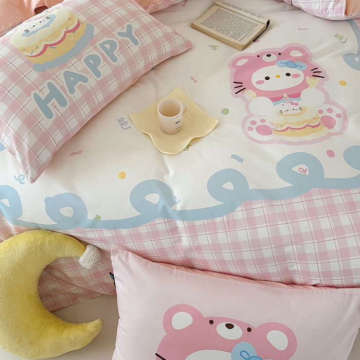 91家纺网 家纺一手货源 找家纺 RYB红黄兰 开学季2025新款ins设计师原创大版卡通数码印花40s全棉纯棉四件套-场景二 蛋糕小奶猫