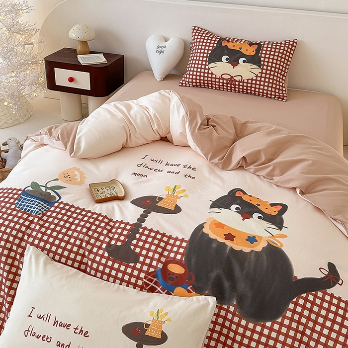 91家纺网 家纺一手货源 找家纺 RYB红黄兰 开学季2025新款ins设计师原创大版卡通数码印花40s全棉纯棉四件套-场景二 红格猫咪