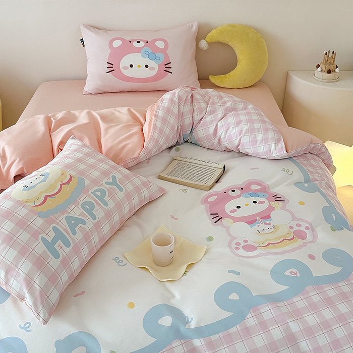 91家纺网 家纺一手货源 找家纺 RYB红黄兰 开学季2025新款ins设计师原创大版卡通数码印花40s全棉纯棉四件套-场景二 蛋糕小奶猫