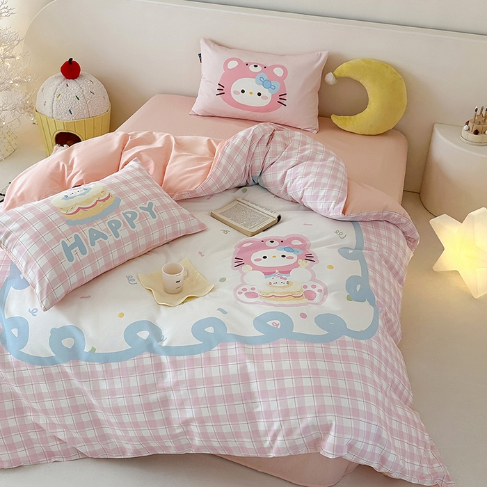 91家纺网 家纺一手货源 找家纺 RYB红黄兰 开学季2025新款ins设计师原创大版卡通数码印花40s全棉纯棉四件套-场景二 蛋糕小奶猫