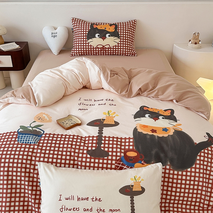 91家纺网 家纺一手货源 找家纺 RYB红黄兰 开学季2025新款ins设计师原创大版卡通数码印花40s全棉纯棉四件套-场景二 红格猫咪