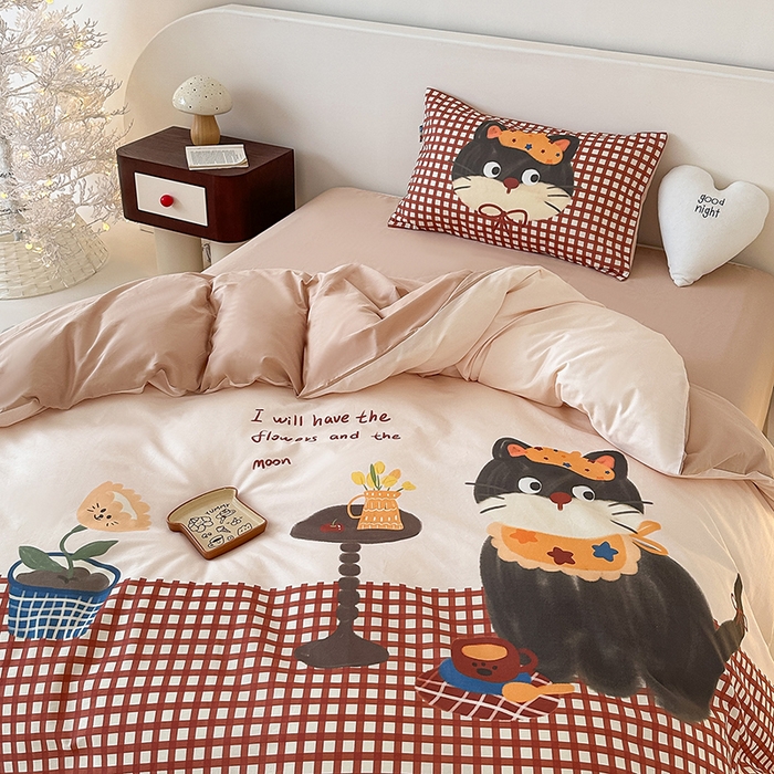 91家纺网 家纺一手货源 找家纺 RYB红黄兰 开学季2025新款ins设计师原创大版卡通数码印花40s全棉纯棉四件套-场景二 红格猫咪