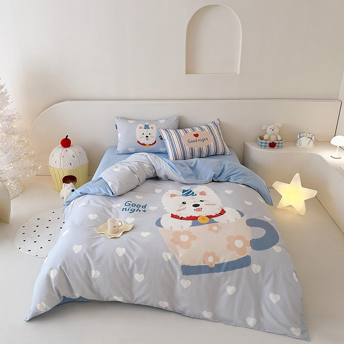 91家纺网 家纺一手货源 找家纺 RYB红黄兰 开学季2025新款ins设计师原创大版卡通数码印花40s全棉纯棉四件套-场景二 爱心西高地