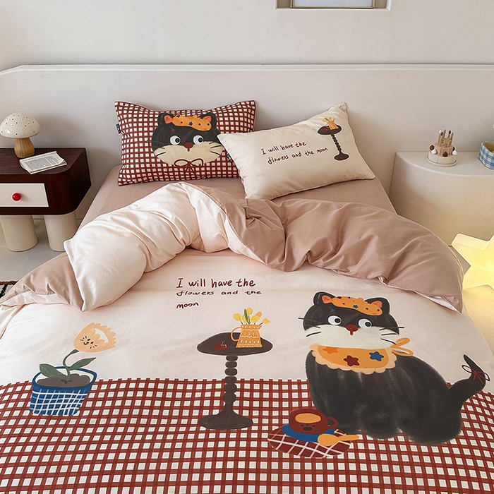 91家纺网 家纺一手货源 找家纺 RYB红黄兰 开学季2025新款ins设计师原创大版卡通数码印花40s全棉纯棉四件套-场景二 红格猫咪