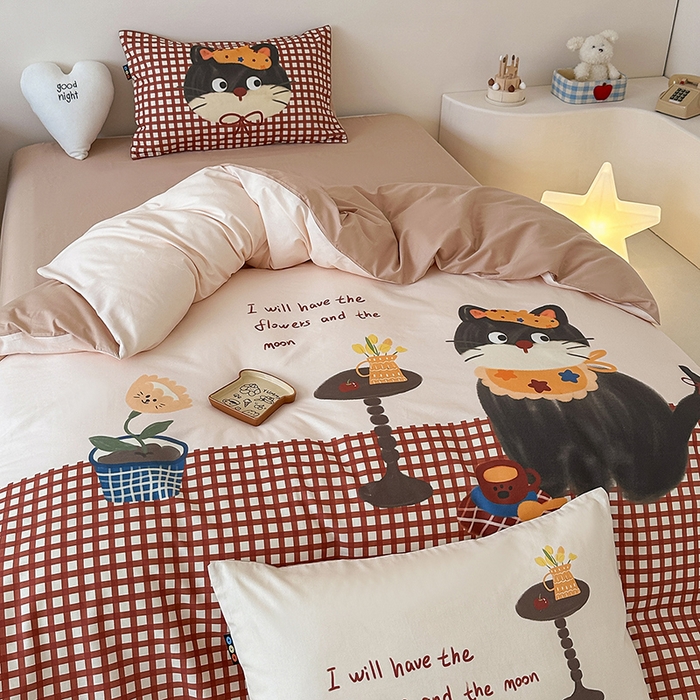 91家纺网 家纺一手货源 找家纺 RYB红黄兰 开学季2025新款ins设计师原创大版卡通数码印花40s全棉纯棉四件套-场景二 红格猫咪