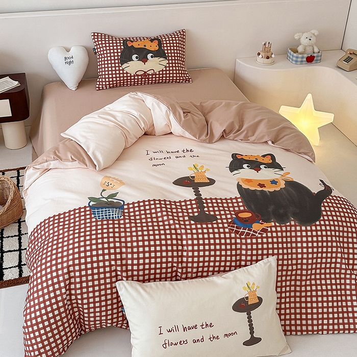 91家纺网 家纺一手货源 找家纺 RYB红黄兰 开学季2025新款ins设计师原创大版卡通数码印花40s全棉纯棉四件套-场景二 红格猫咪