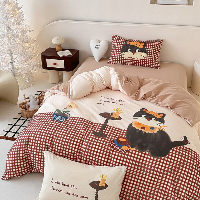 91家纺网 家纺一手货源 找家纺 RYB红黄兰 开学季2025新款ins设计师原创大版卡通数码印花40s全棉纯棉四件套-场景二 红格猫咪