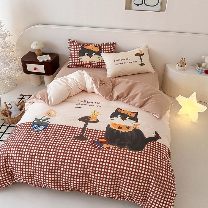 91家纺网 家纺一手货源 找家纺 RYB红黄兰 开学季2025新款ins设计师原创大版卡通数码印花40s全棉纯棉四件套-场景二 红格猫咪