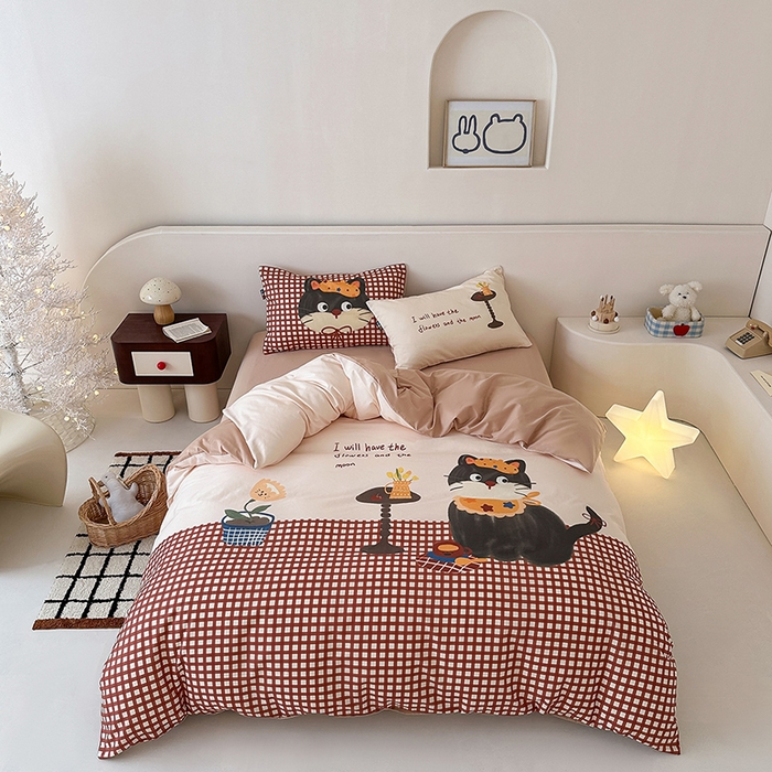 91家纺网 家纺一手货源 找家纺 RYB红黄兰 开学季2025新款ins设计师原创大版卡通数码印花40s全棉纯棉四件套-场景二 红格猫咪