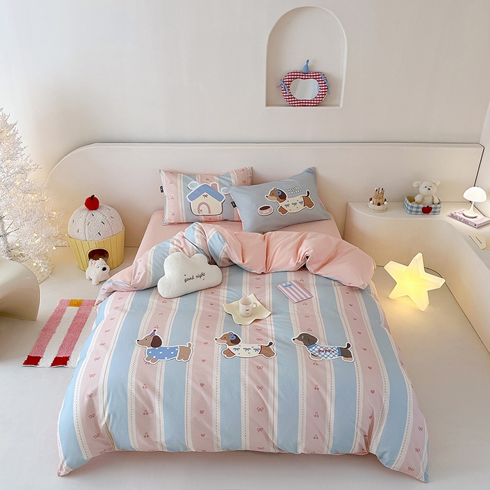 91家纺网 家纺一手货源 找家纺 RYB红黄兰 开学季2025新款ins设计师原创大版卡通数码印花40s全棉纯棉四件套-场景二 甜心腊肠狗