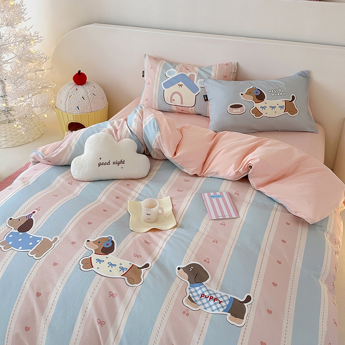 91家纺网 家纺一手货源 找家纺 RYB红黄兰 开学季2025新款ins设计师原创大版卡通数码印花40s全棉纯棉四件套-场景二 甜心腊肠狗