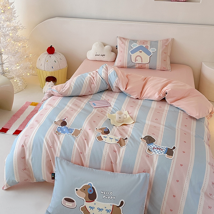 91家纺网 家纺一手货源 找家纺 RYB红黄兰 开学季2025新款ins设计师原创大版卡通数码印花40s全棉纯棉四件套-场景二 甜心腊肠狗