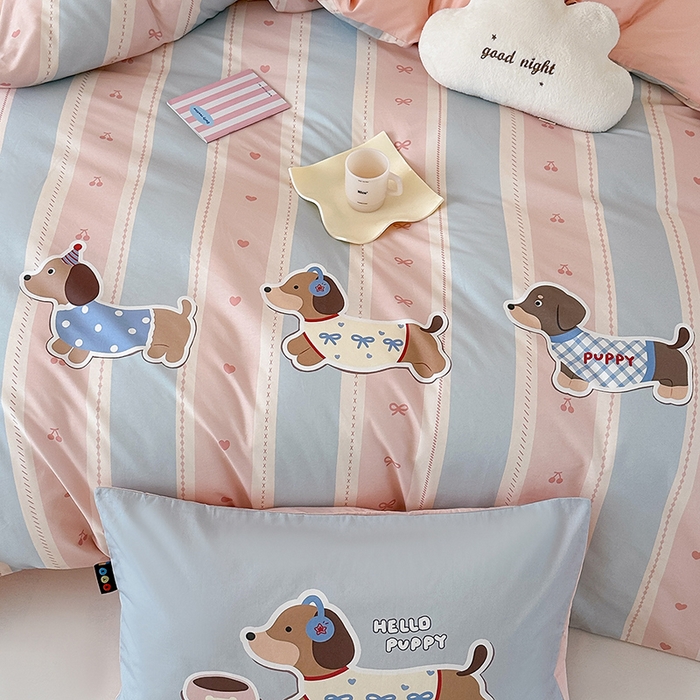 91家纺网 家纺一手货源 找家纺 RYB红黄兰 开学季2025新款ins设计师原创大版卡通数码印花40s全棉纯棉四件套-场景二 甜心腊肠狗