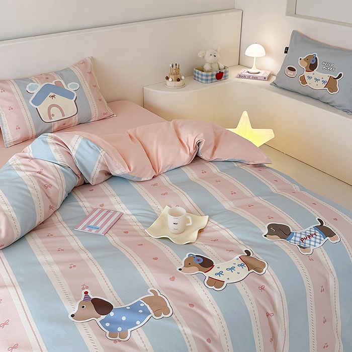 91家纺网 家纺一手货源 找家纺 RYB红黄兰 开学季2025新款ins设计师原创大版卡通数码印花40s全棉纯棉四件套-场景二 甜心腊肠狗