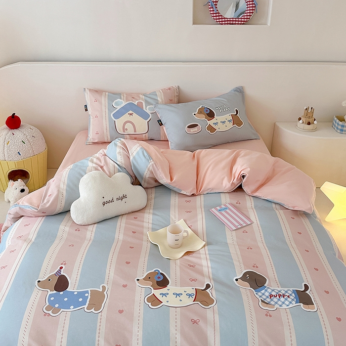 91家纺网 家纺一手货源 找家纺 RYB红黄兰 开学季2025新款ins设计师原创大版卡通数码印花40s全棉纯棉四件套-场景二 甜心腊肠狗