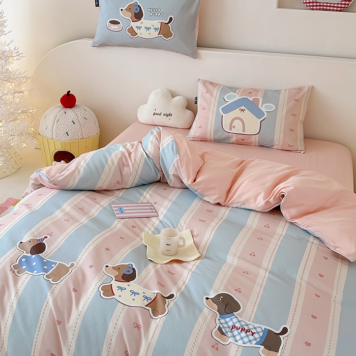 91家纺网 家纺一手货源 找家纺 RYB红黄兰 开学季2025新款ins设计师原创大版卡通数码印花40s全棉纯棉四件套-场景二 甜心腊肠狗