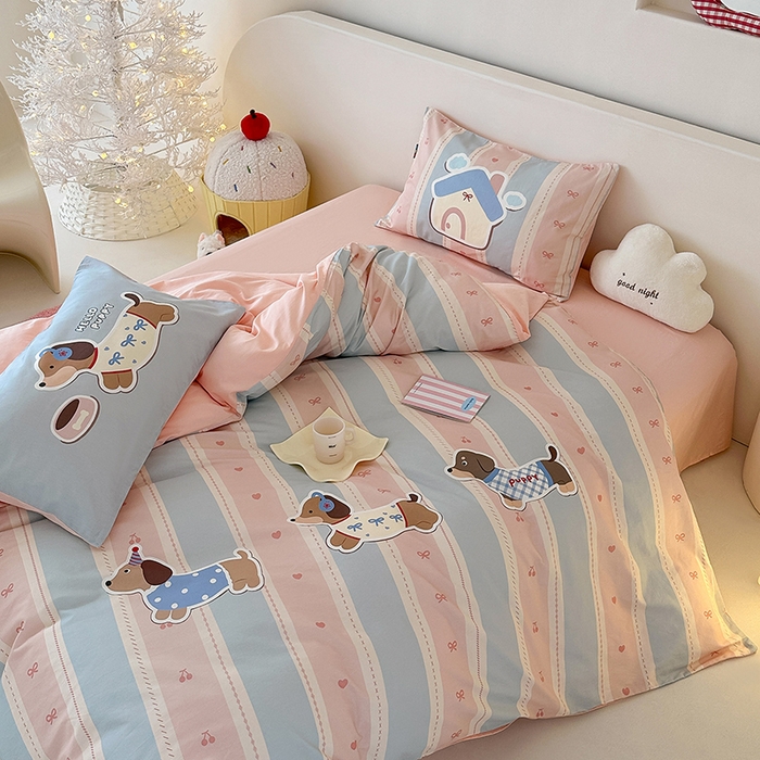 91家纺网 家纺一手货源 找家纺 RYB红黄兰 开学季2025新款ins设计师原创大版卡通数码印花40s全棉纯棉四件套-场景二 甜心腊肠狗