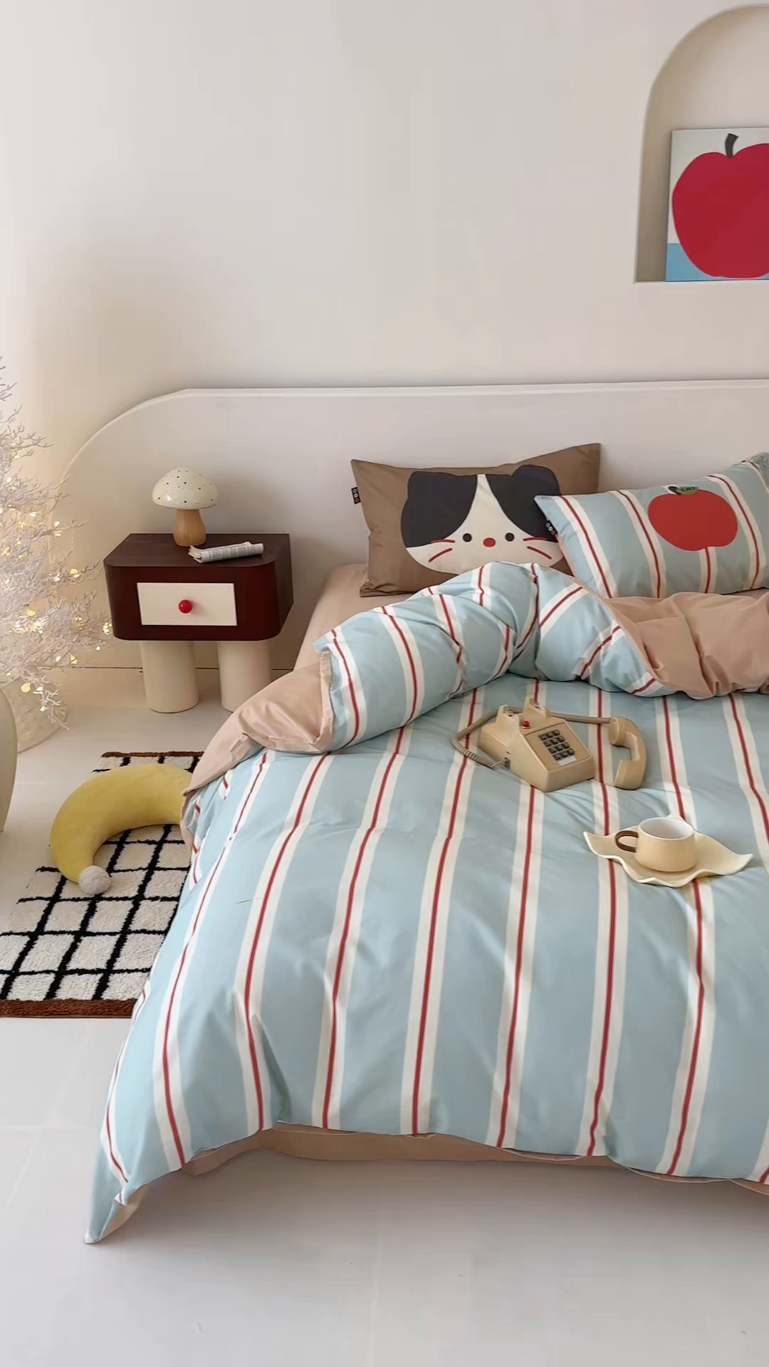 91家纺网 家纺一手货源 找家纺 RYB红黄兰 开学季2025新款ins设计师原创大版卡通数码印花40s全棉纯棉四件套-场景二 苹果小黑猫