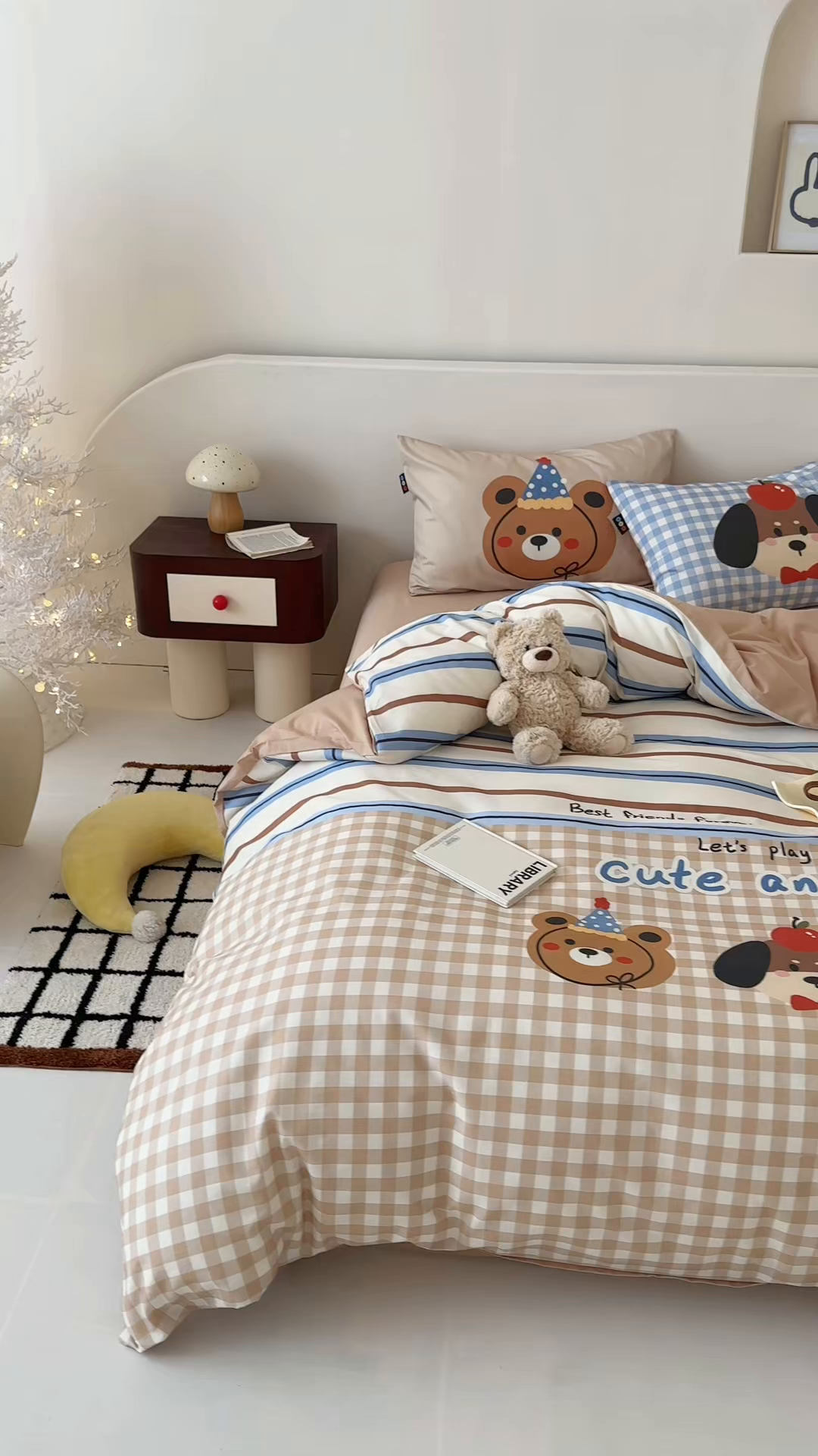 91家纺网 家纺一手货源 找家纺 RYB红黄兰 开学季2025新款ins设计师原创大版卡通数码印花40s全棉纯棉四件套-场景二 趣味小伙伴