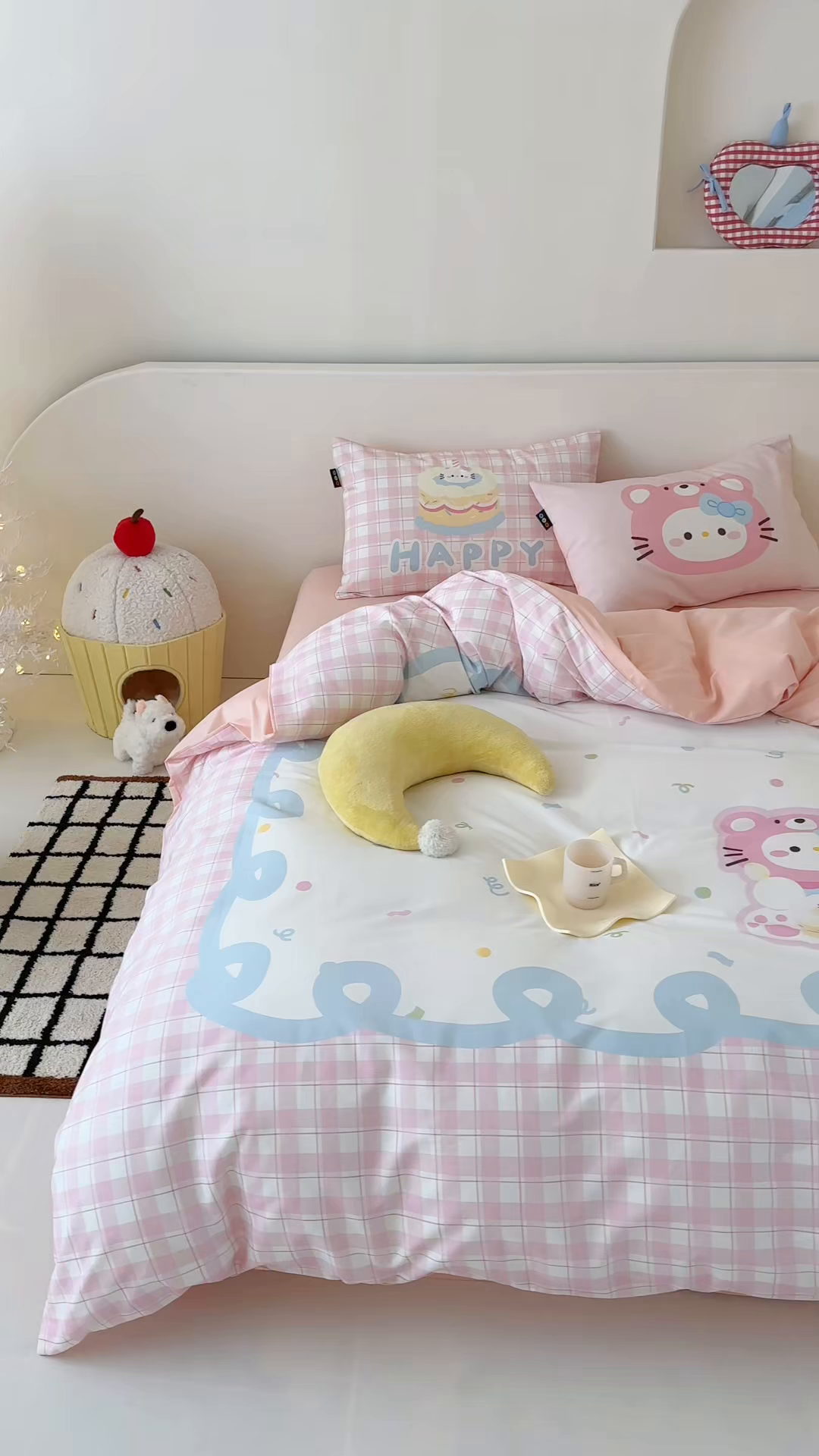 91家纺网 家纺一手货源 找家纺 RYB红黄兰 开学季2025新款ins设计师原创大版卡通数码印花40s全棉纯棉四件套-场景二 蛋糕小奶猫