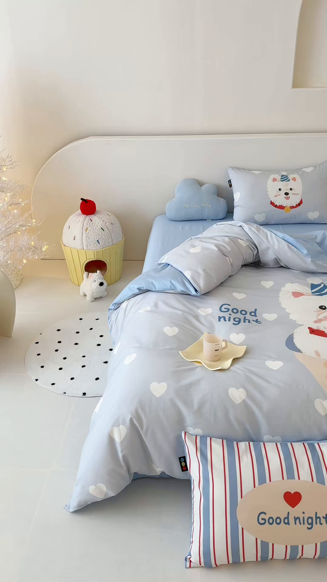 91家纺网 家纺一手货源 找家纺 RYB红黄兰 开学季2025新款ins设计师原创大版卡通数码印花40s全棉纯棉四件套-场景二 爱心西高地