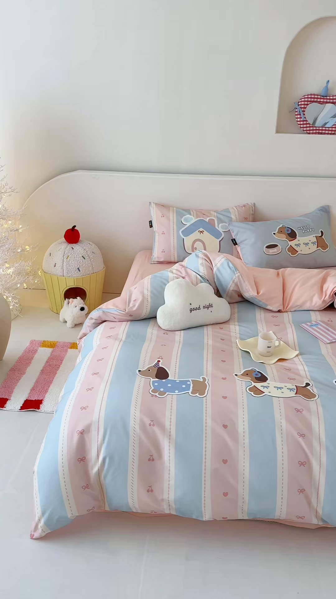 91家纺网 家纺一手货源 找家纺 RYB红黄兰 开学季2025新款ins设计师原创大版卡通数码印花40s全棉纯棉四件套-场景二 甜心腊肠狗