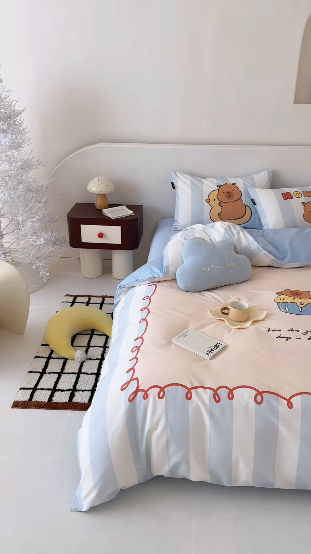 91家纺网 家纺一手货源 找家纺 RYB红黄兰 开学季2025新款ins设计师原创大版卡通数码印花40s全棉纯棉四件套-场景二 蛋糕卡皮巴拉