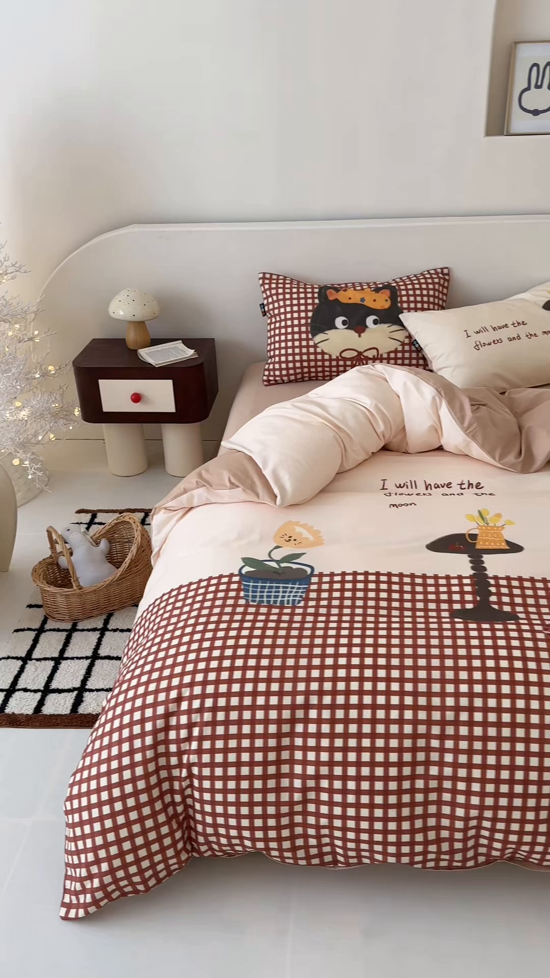 91家纺网 家纺一手货源 找家纺 RYB红黄兰 开学季2025新款ins设计师原创大版卡通数码印花40s全棉纯棉四件套-场景二 红格猫咪