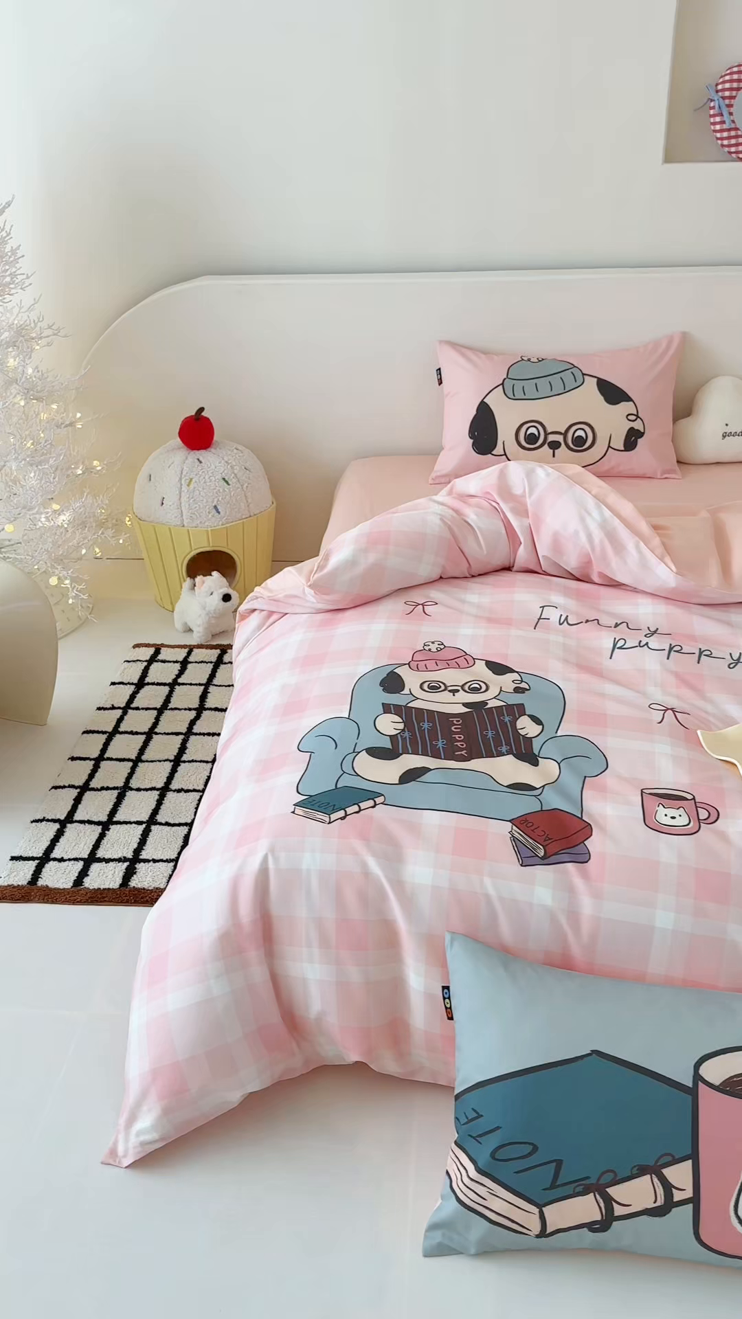 91家纺网 家纺一手货源 找家纺 RYB红黄兰 开学季2025新款ins设计师原创大版卡通数码印花40s全棉纯棉四件套-场景二 美好假日