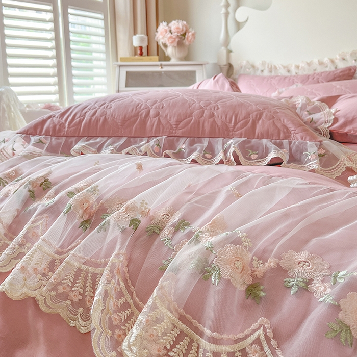 91家纺网 家纺一手货源 找家纺 网红馆 2025新款蕾丝花边全棉床裙四件套晨暮花间系列 绯红