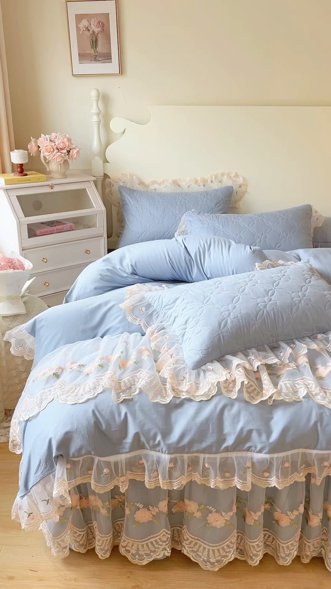 91家纺网 家纺一手货源 找家纺 网红馆 2025新款蕾丝花边全棉床裙四件套晨暮花间系列 雾蓝