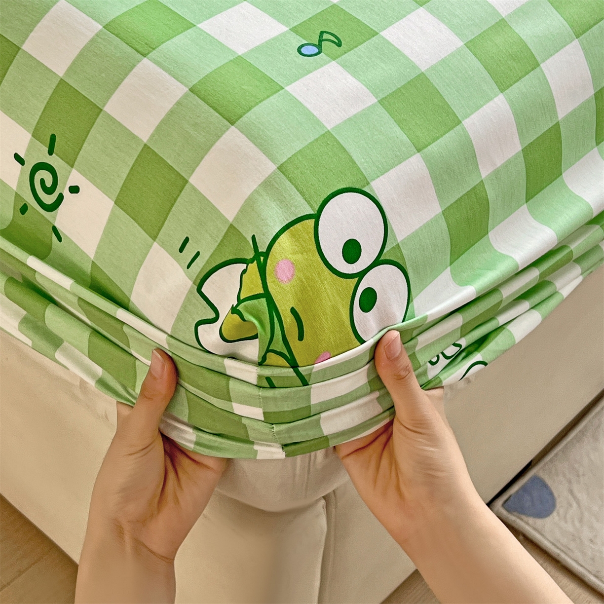 91家纺网 家纺一手货源 找家纺 名兮家居 2025新款全棉纯棉13372经典奥特曼-三丽鸥成人床床笠单件单床笠【含防伪标】 格子大眼蛙