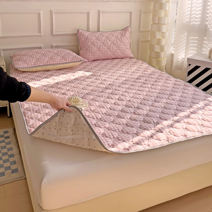 91家纺网 家纺一手货源 找家纺 纽缦家纺 2025新款云朵棉加厚夹棉床垫床护垫 小粉格