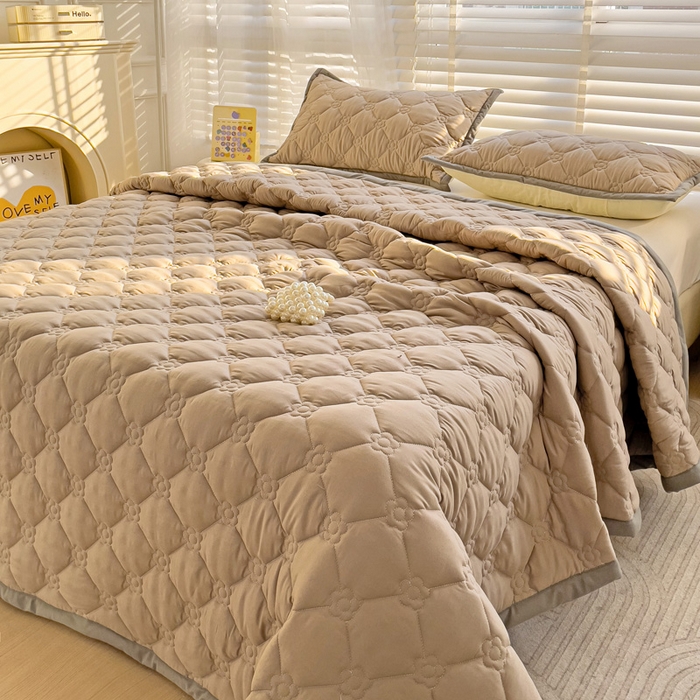 91家纺网 家纺一手货源 找家纺 纽缦家纺 2025新款纯色云朵棉加棉加厚单品床盖床盖单件单床盖（床单） 纯色卡其