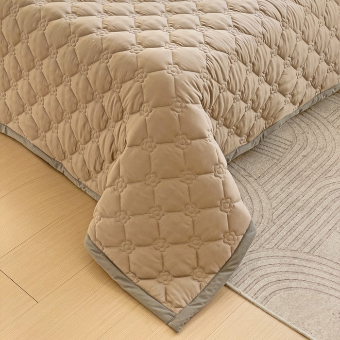 91家纺网 家纺一手货源 找家纺 纽缦家纺 2025新款纯色云朵棉加棉加厚单品床盖床盖单件单床盖（床单） 纯色卡其