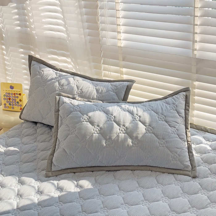 91家纺网 家纺一手货源 找家纺 纽缦家纺 2025新款纯色云朵棉加棉加厚单品床盖床盖单件单床盖（床单） 小蓝条