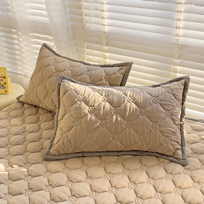 91家纺网 家纺一手货源 找家纺 纽缦家纺 2025新款纯色云朵棉加棉加厚单品床盖床盖单件单床盖（床单） 纯色卡其