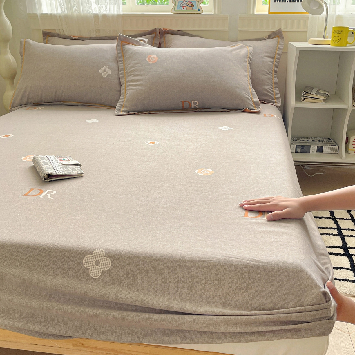 91家纺网 家纺一手货源 找家纺 纽缦家纺 2025新款全棉纯棉磨毛印花单床笠 床笠单件 迪诺之旅灰