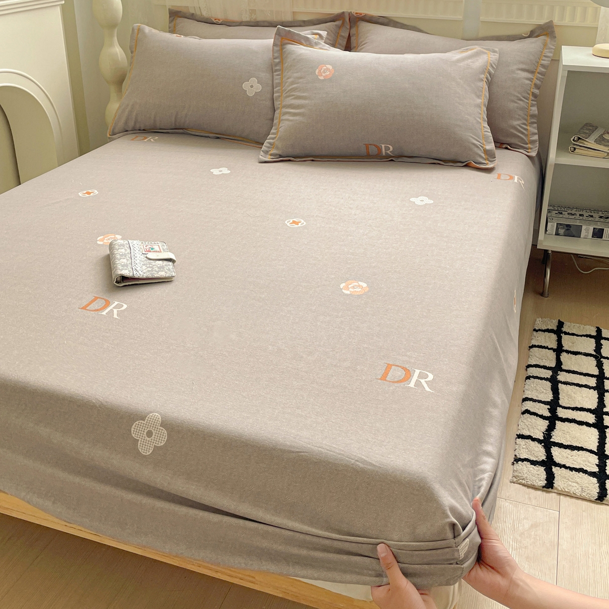 91家纺网 家纺一手货源 找家纺 纽缦家纺 2025新款全棉纯棉磨毛印花单床笠 床笠单件 迪诺之旅灰