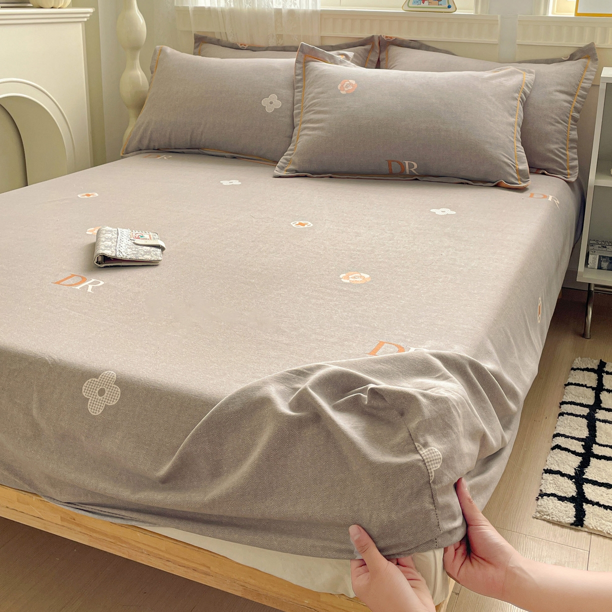 91家纺网 家纺一手货源 找家纺 纽缦家纺 2025新款全棉纯棉磨毛印花单床笠 床笠单件 迪诺之旅灰