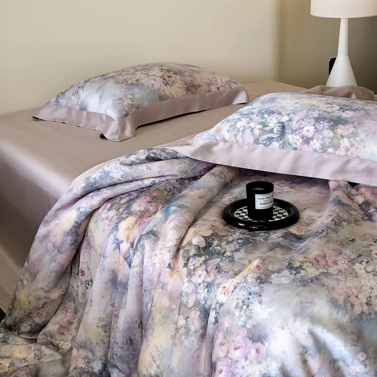 91家纺网 家纺一手货源 找家纺 佳汐蓝家纺2025新款春夏60支柔缎兰精天丝轻奢印花四件套-花园蜜语 花园蜜语-紫色