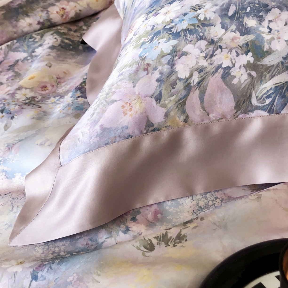 91家纺网 家纺一手货源 找家纺 佳汐蓝家纺2025新款春夏60支柔缎兰精天丝轻奢印花四件套-花园蜜语 花园蜜语-紫色