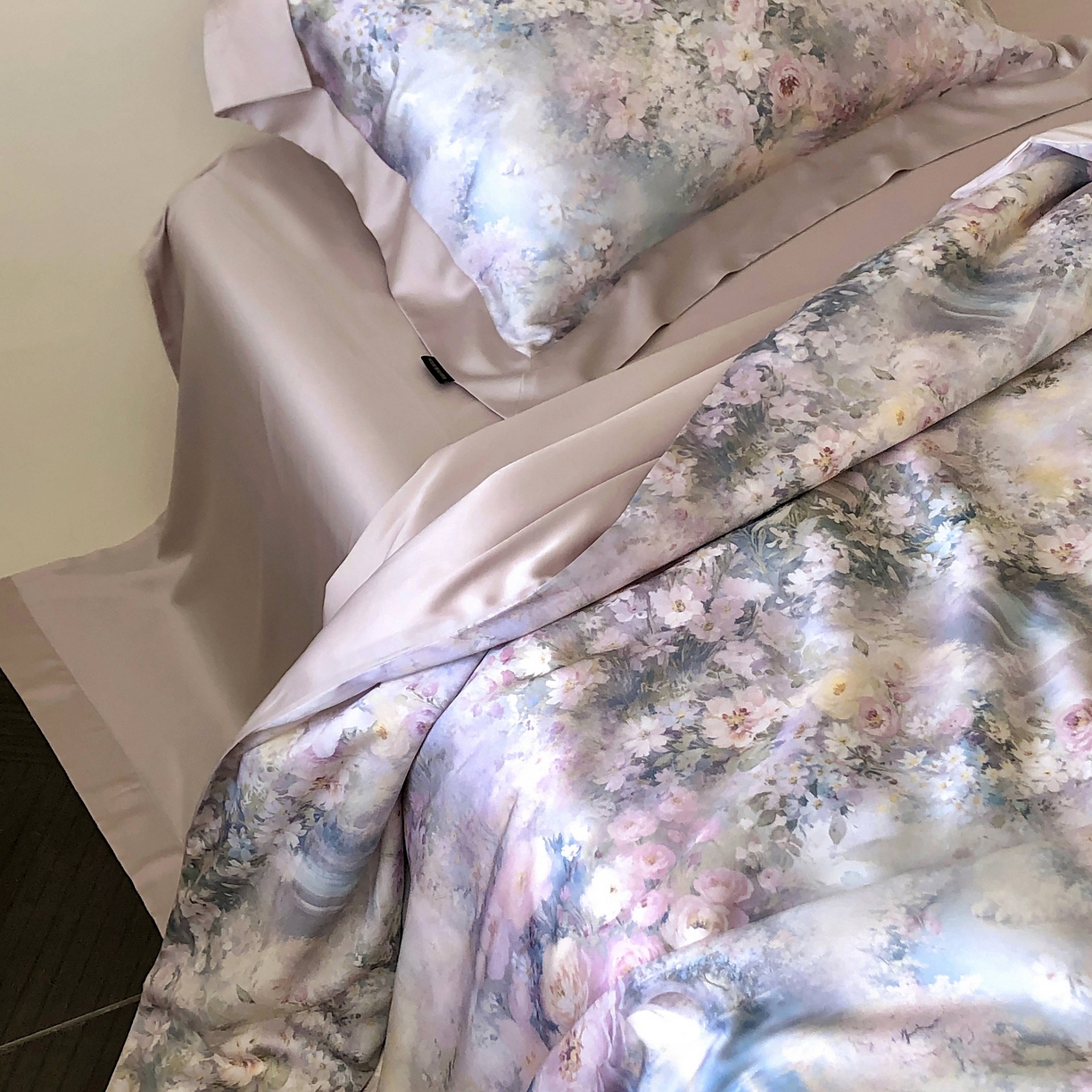 91家纺网 家纺一手货源 找家纺 佳汐蓝家纺2025新款春夏60支柔缎兰精天丝轻奢印花四件套-花园蜜语 花园蜜语-紫色