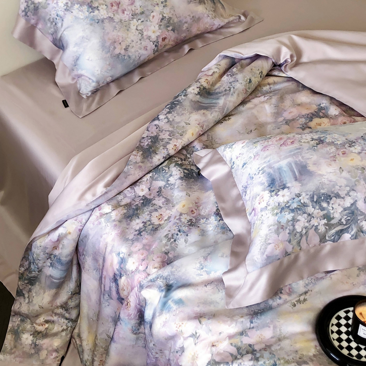 91家纺网 家纺一手货源 找家纺 佳汐蓝家纺2025新款春夏60支柔缎兰精天丝轻奢印花四件套-花园蜜语 花园蜜语-紫色