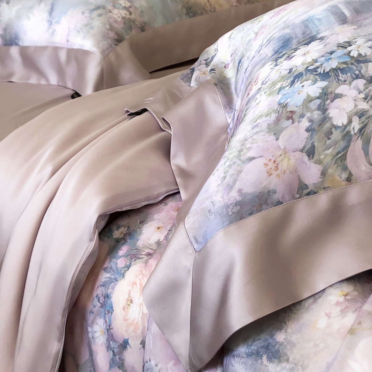 91家纺网 家纺一手货源 找家纺 佳汐蓝家纺2025新款春夏60支柔缎兰精天丝轻奢印花四件套-花园蜜语 花园蜜语-紫色