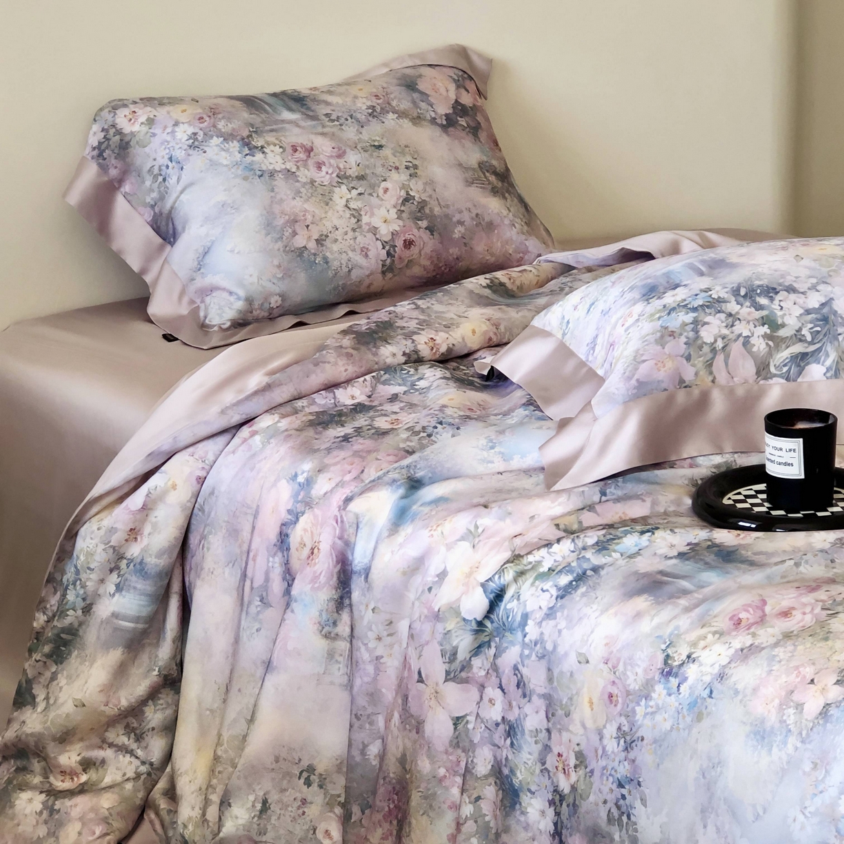 91家纺网 家纺一手货源 找家纺 佳汐蓝家纺2025新款春夏60支柔缎兰精天丝轻奢印花四件套-花园蜜语 花园蜜语-紫色