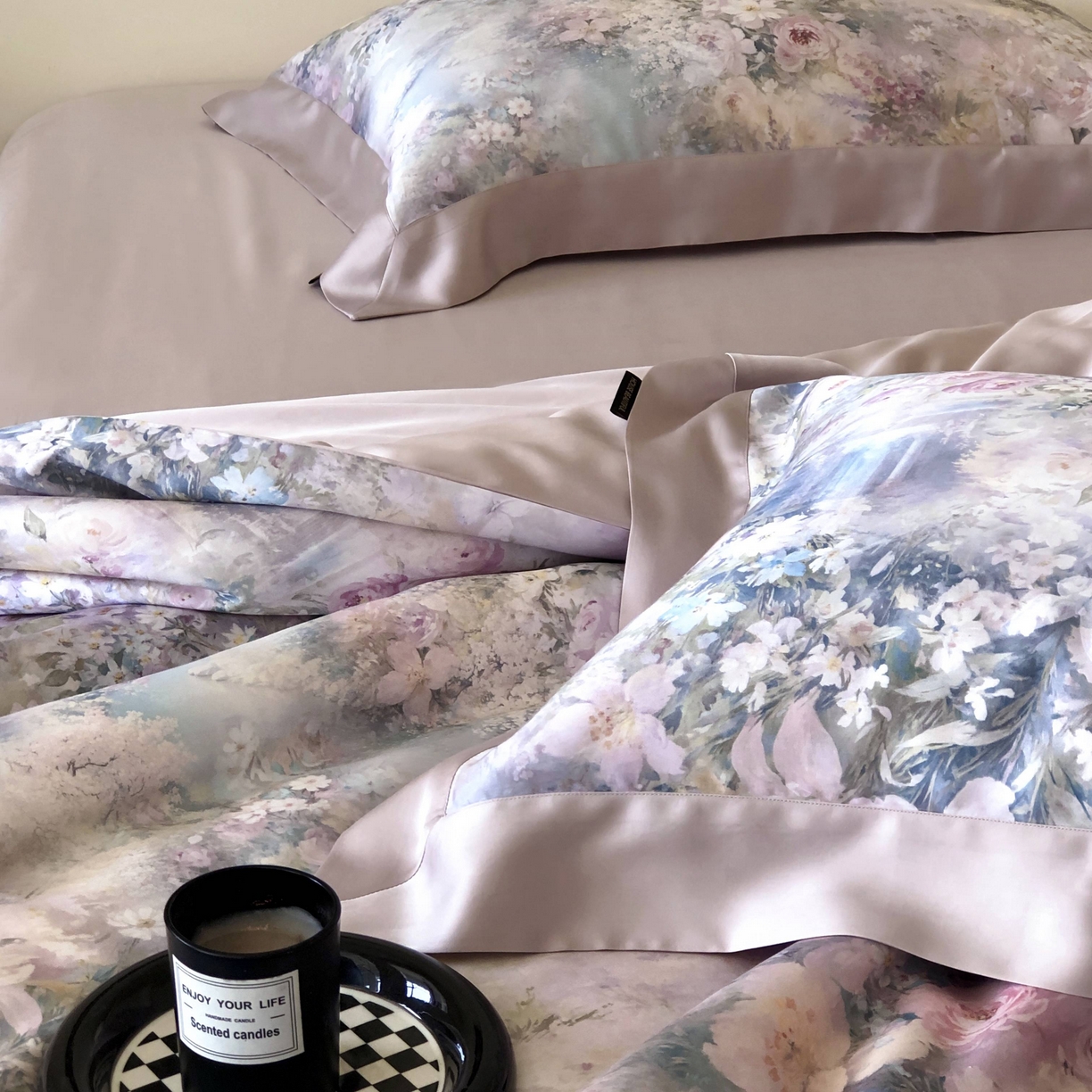 91家纺网 家纺一手货源 找家纺 佳汐蓝家纺2025新款春夏60支柔缎兰精天丝轻奢印花四件套-花园蜜语 花园蜜语-紫色